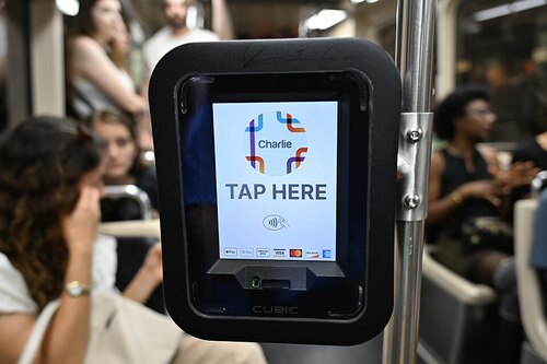 電車内のタッチ決済の読み取り機