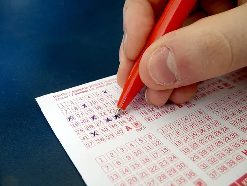 ペンで数字に印をつけている宝くじの券