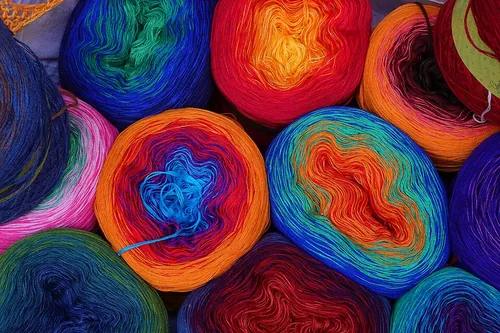 Rainbow yarn for knitting, display in front of a needlework shop in Graz, Austria
Español:  Hilo arcoíris para tejer, expuesto frente a una 